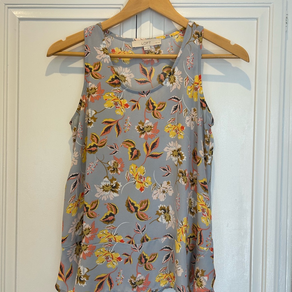 LOFT Women's Floral tank. Light blue, yellow, peach, navy, white, gold size XSP